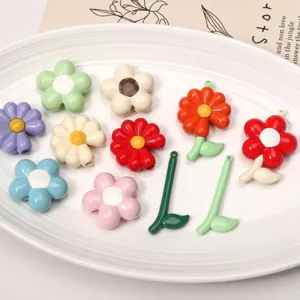 Sélection de breloques fleurs en résine colorées pour projets créatifs de bijoux