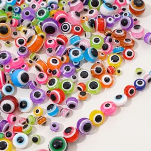Gros plan de perles œil turc colorées pour la fabrication de bijoux artisanaux de bricolage