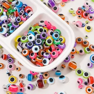 Gros plan détaillé de perles œil grec colorées pour la création de bijoux DIY uniques