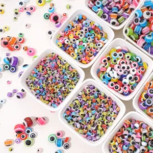 Vue détaillée de perles de résine œil maléfique turques pour la création de bijoux