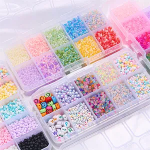 Primer plano de kit de cuentas DIY multicolor con perlas en caja organizadora