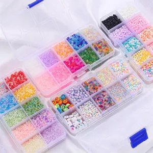 Primer plano de cuentas de colores y cuentas de caritas en cajas organizadoras de plástico