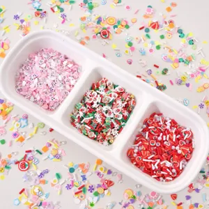 Gros plan de tranches d'argile polymère colorées et de paillettes dans un plateau blanc
