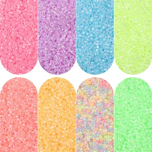Nahaufnahme von leuchtenden Glasperlen in acht kräftigen Farben für DIY-Schmuck.