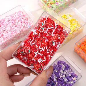 Gros plan de vermicelles en argile polymère fraise rouge dans une boîte pour le bricolage