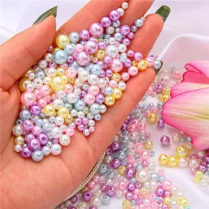 Vue macro détaillée de perles d'imitation en ABS colorées 3-8mm pour bijoux faits à la main