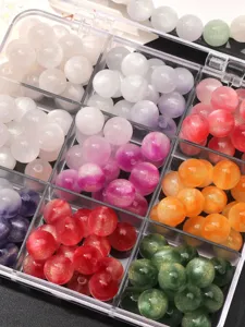 Detailansicht bunter Glitzer-Harzperlen in einer Aufbewahrungsbox für DIY-Schmuck