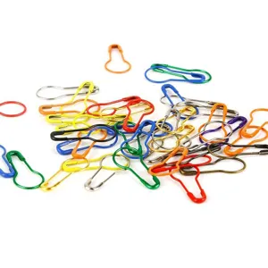 Sortierte bunte metall-sicherheitsnadeln in kürbisform für DIY-stricken und etiketten
