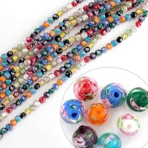 Primo piano di perle in vetro Millefiori colorate con motivi floreali per gioielli DIY