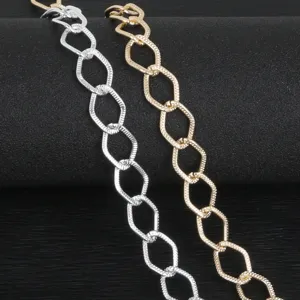 Dettaglio di catene in alluminio testurizzate oro e argento per gioielli fai-da-te