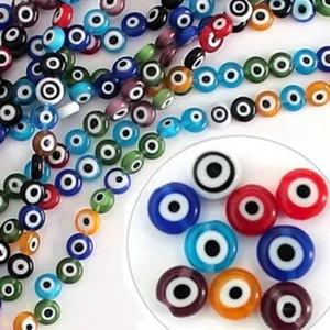 Vista dettagliata di perline in vetro occhio di Allah colorate per la creazione di gioielli DIY.