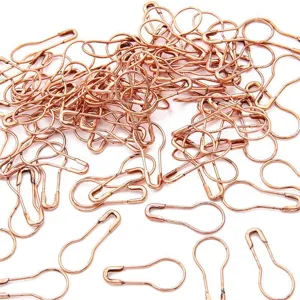 Detaillierte Nahaufnahme von zahlreichen roségoldenen Sicherheitsnadeln für Strickarbeiten
