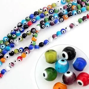 Dettaglio di perline colorate in vetro Evil Eye fatte a mano per la creazione di gioielli