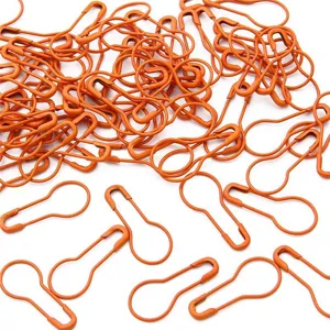 Nahaufnahme von orangefarbenen birnenförmigen Sicherheitsnadeln für Strickmarker