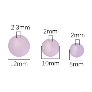 Detailansicht von lavendelfarbenen gummibeschichteten Perlen in 8mm, 10mm und 12mm.