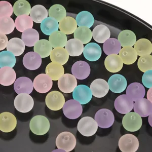 Makroansicht bunter matter Acrylperlen mit Gummistruktur für die DIY-Schmuckherstellung