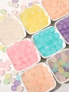 Detailansicht bunter gefrosteter Acrylperlen mit mattem Gummi-Finish für DIY-Schmuck