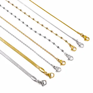 Gedetailleerd overzicht van minimalistische roestvrijstalen kettingen in goud en zilver