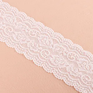 Detaillierte Nahaufnahme von weißer elastischer Spitzenborte mit Blumenmuster