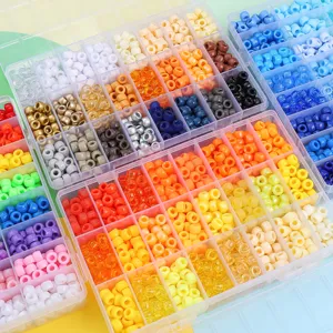 Detaillierte Ansicht bunter Acryl-Pony-Perlen in einer klaren Aufbewahrungsbox für DIY-Schmuck