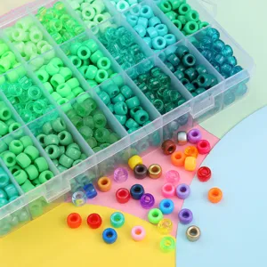 Detailansicht bunter Acryl-Trommelperlen in einer 24-Fächer-Aufbewahrungsbox für DIY-Schmuck