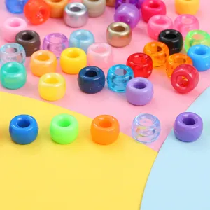 Nahaufnahme bunter Acryl-Trommelperlen für DIY-Schmuckherstellung und Bastelarbeiten
