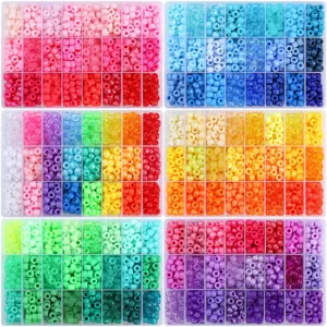 Nahaufnahme bunter Acryl-Ponyperlen in transparenten Kunststoff-Aufbewahrungsboxen