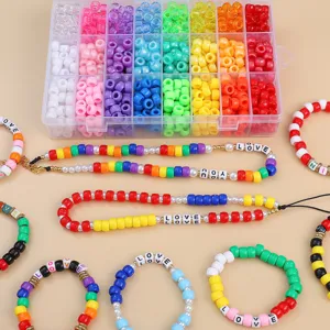 Makroaufnahme einer Acrylperlen-Box mit 24 Fächern für DIY-Armbänder und Bastelarbeiten