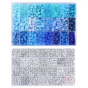 Detaillierte Ansicht des DIY-Perlensets mit blauen Tonnenperlen und Alphabet-Quadratperlen