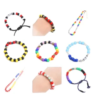 Sortiertes Set aus Acryl-Eimerperlen und quadratischen Perlen für DIY-Schmuckherstellung.
