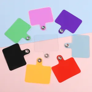 Dettaglio di linguette colorate e trasparenti per cordino telefono con occhielli