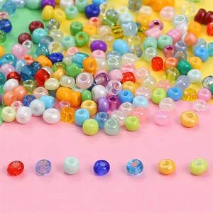Nahaufnahme von bunten 3mm Glasperlen für die kreative DIY-Schmuckherstellung und Bastelarbeiten