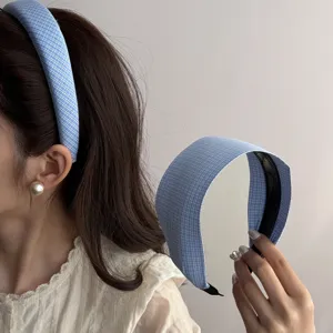 Vista dettagliata di un cerchietto a scacchi blu con trama del tessuto e denti