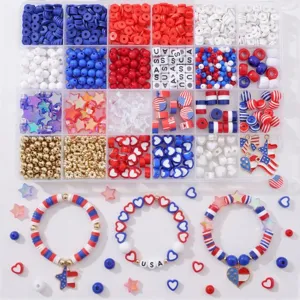 Detalle del kit de pulseras DIY del Día de la Independencia de EE. UU. con cuentas rojas y azules