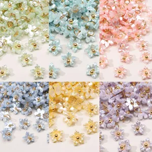 Vue détaillée de diverses breloques en résine en forme de fleur pour bijoux DIY