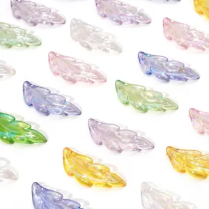 Vue macro de breloques en plumes d'acrylique électroplatées AB pour bijoux DIY
