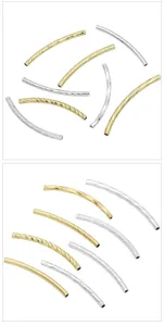 Vue détaillée de tubes courbés en cuivre or et argent avec textures torsadées et facettées