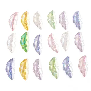 Vue détaillée de breloques plumes en acrylique AB irisé pour la création de bijoux