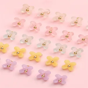 Gros plan de breloques de fleurs en résine pour la création de bijoux DIY