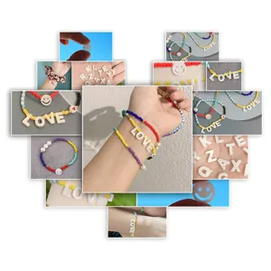 Detailansicht von Naturschalen-Buchstabenperlen und Smiley-Anhängern für DIY-Schmuck