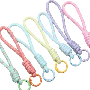 Detailansicht handgefertigter geflochtener Lanyards in vielen lebhaften Dopamin-Farben
