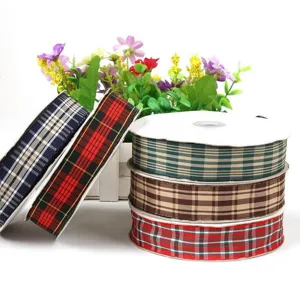 Rotoli di nastro a quadri colorati per artigianato DIY e bella confezione regalo.