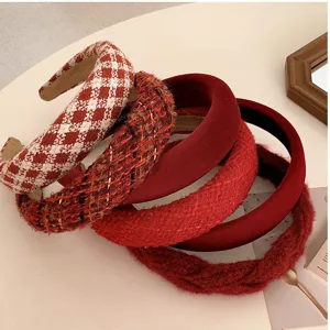 Serre-têtes rouges élégants avec diverses textures, style Nouvel An français