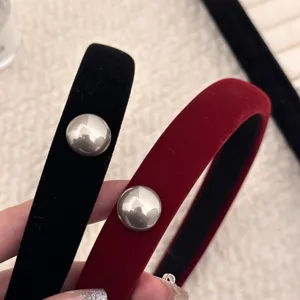 Serre-têtes élégants en velours avec perle métallique argentée en noir et bordeaux.