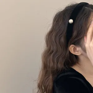 Serre-tête large en velours noir de style français avec une perle argentée élégante
