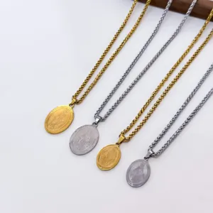 Set aus goldenen und silbernen religiösen ovalen Anhängern an Edelstahl-Weizenketten