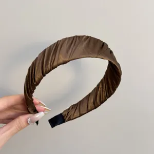 Detailansicht des braunen Satin-Haarreifs mit Faltenstruktur und breitem Design für Damen