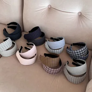 Collection élégante de serre-têtes à carreaux de style coréen sur un canapé beige doux.