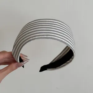 Gros plan d'un large bandeau en tissu à rayures bleues et blanches au design confortable