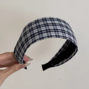 Détail d'un bandeau large en denim à carreaux bleus avec une doublure intérieure